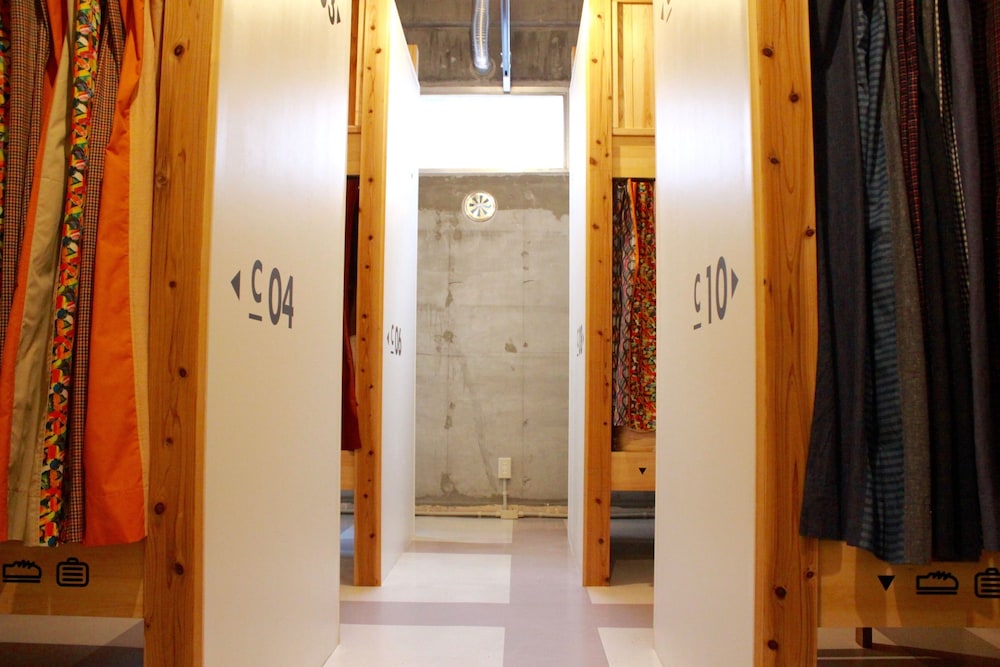 HOSTEL AND DINING TANGA TABLE 北九州