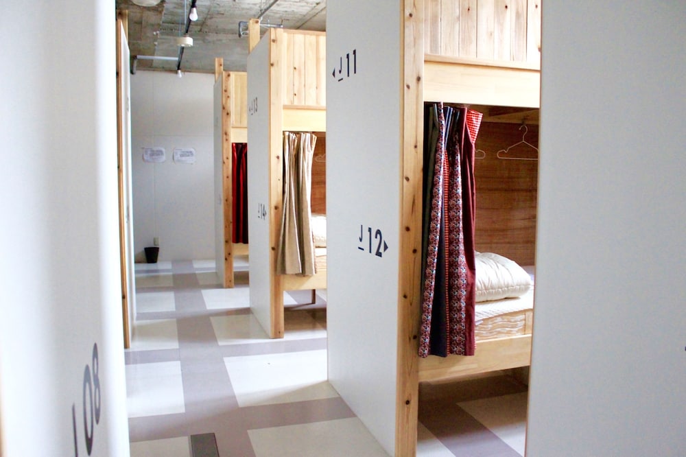 HOSTEL AND DINING TANGA TABLE 北九州