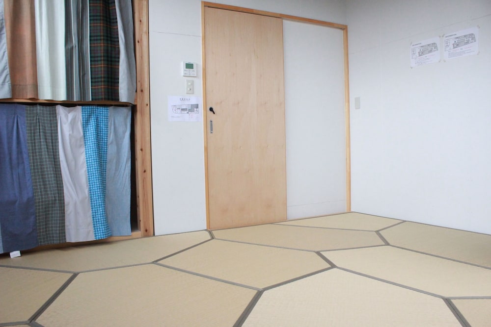 HOSTEL AND DINING TANGA TABLE 北九州
