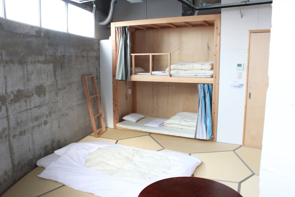 HOSTEL AND DINING TANGA TABLE 北九州