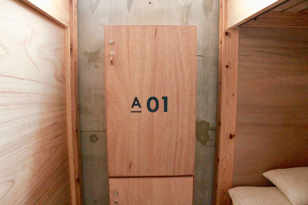 HOSTEL AND DINING TANGA TABLE 北九州