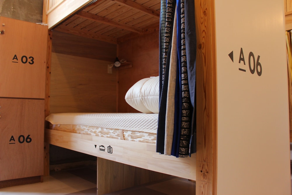 HOSTEL AND DINING TANGA TABLE 北九州