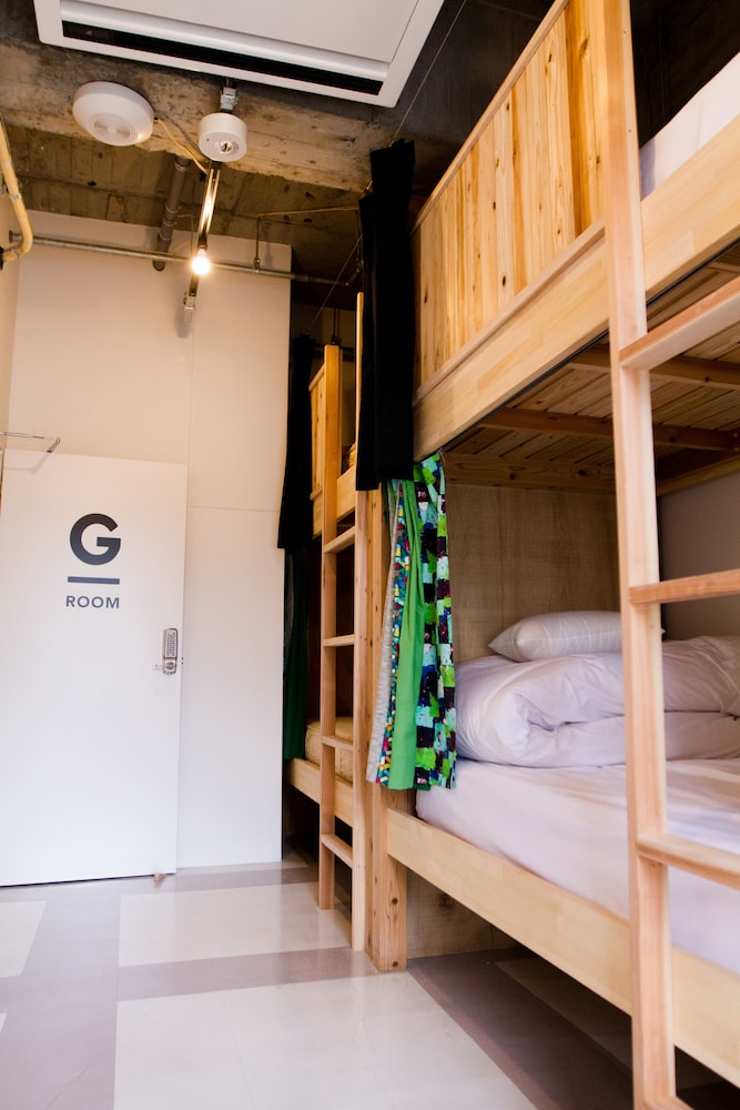 HOSTEL AND DINING TANGA TABLE 北九州