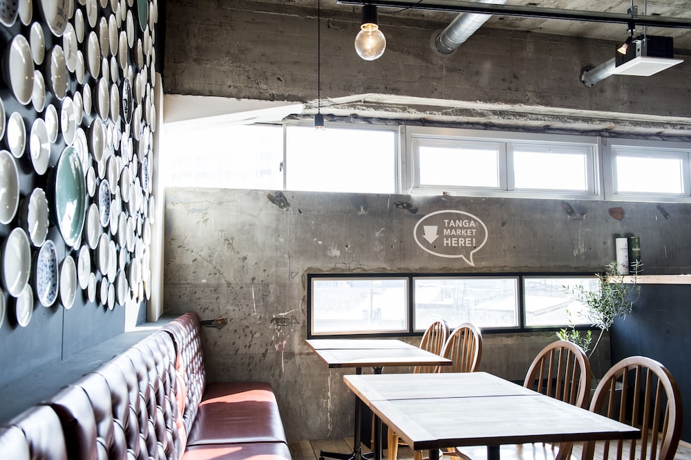 HOSTEL AND DINING TANGA TABLE 北九州