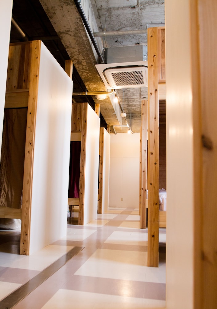 HOSTEL AND DINING TANGA TABLE 北九州