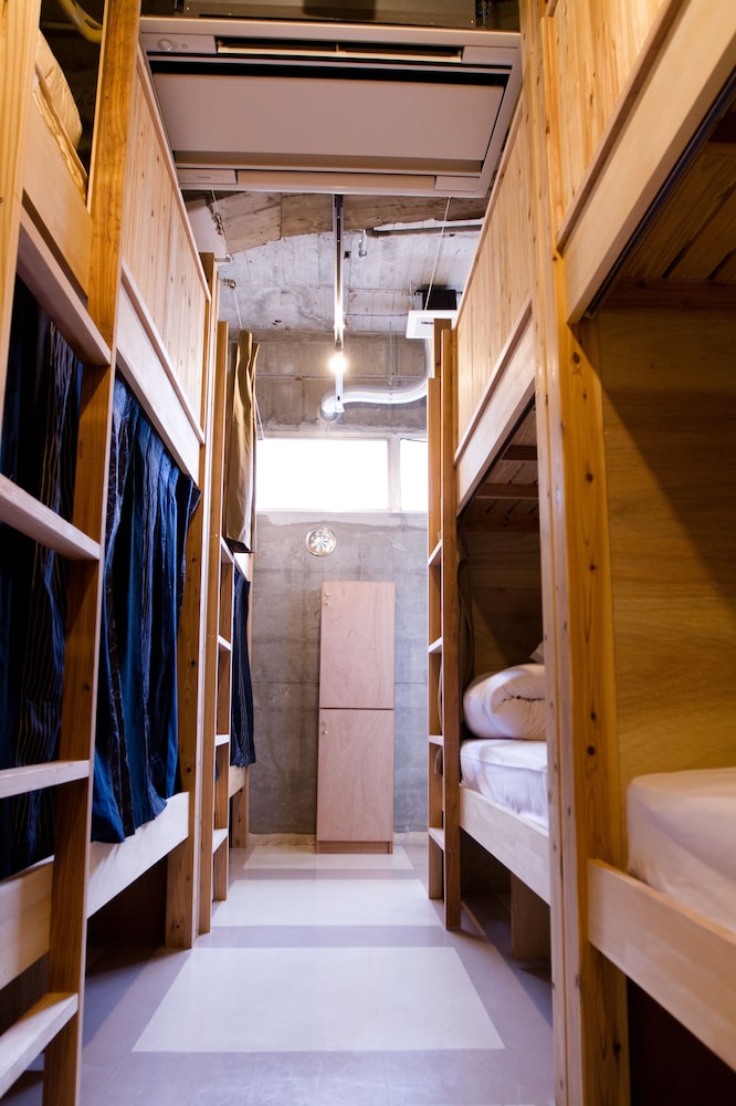 HOSTEL AND DINING TANGA TABLE 北九州