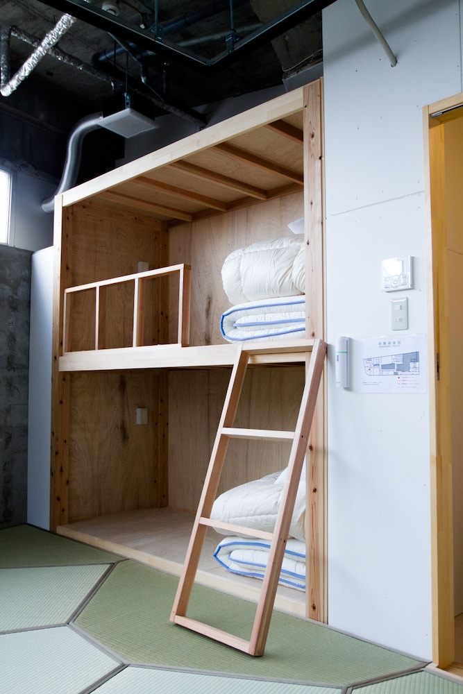 HOSTEL AND DINING TANGA TABLE 北九州