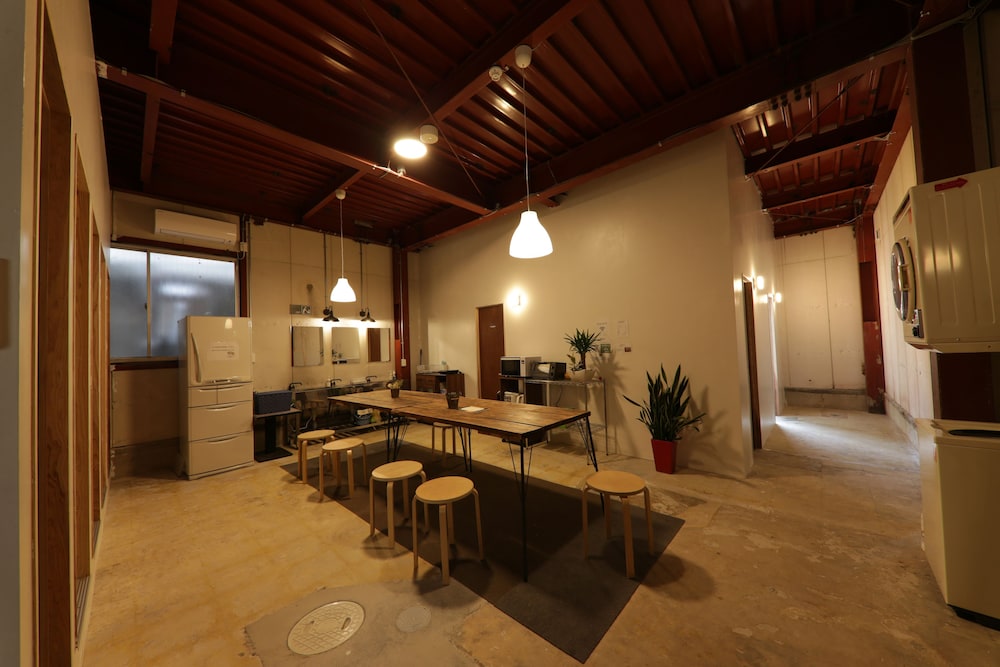 FAN! –ABURATSU- SPORTS BAR & HOSTEL 宮崎