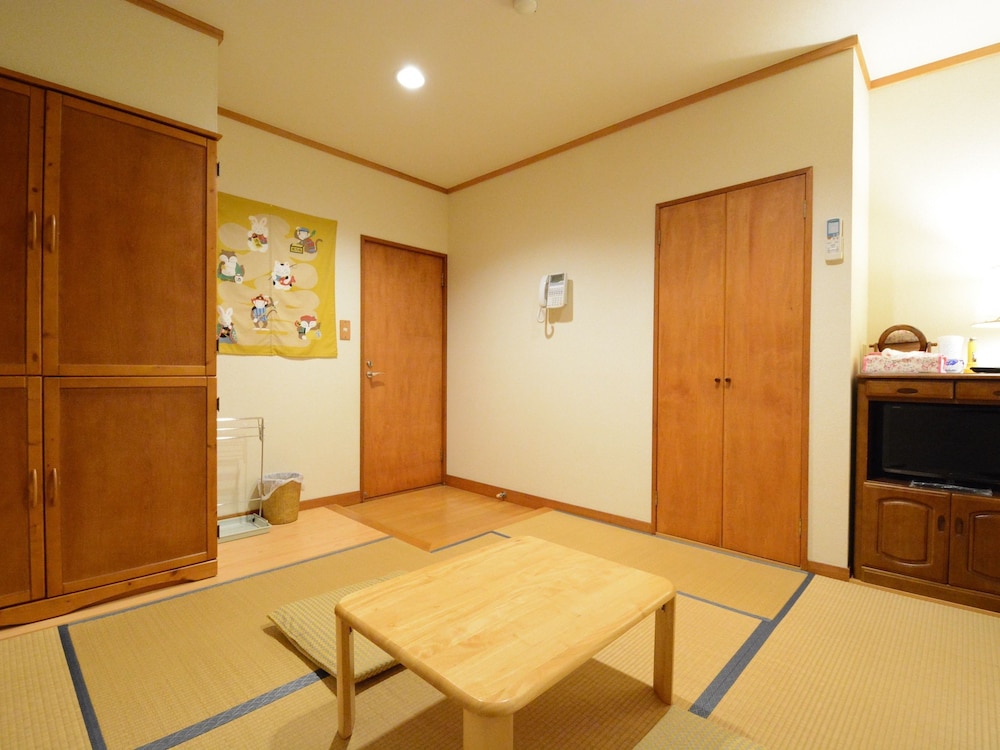 ペンション アベニュー 甲府