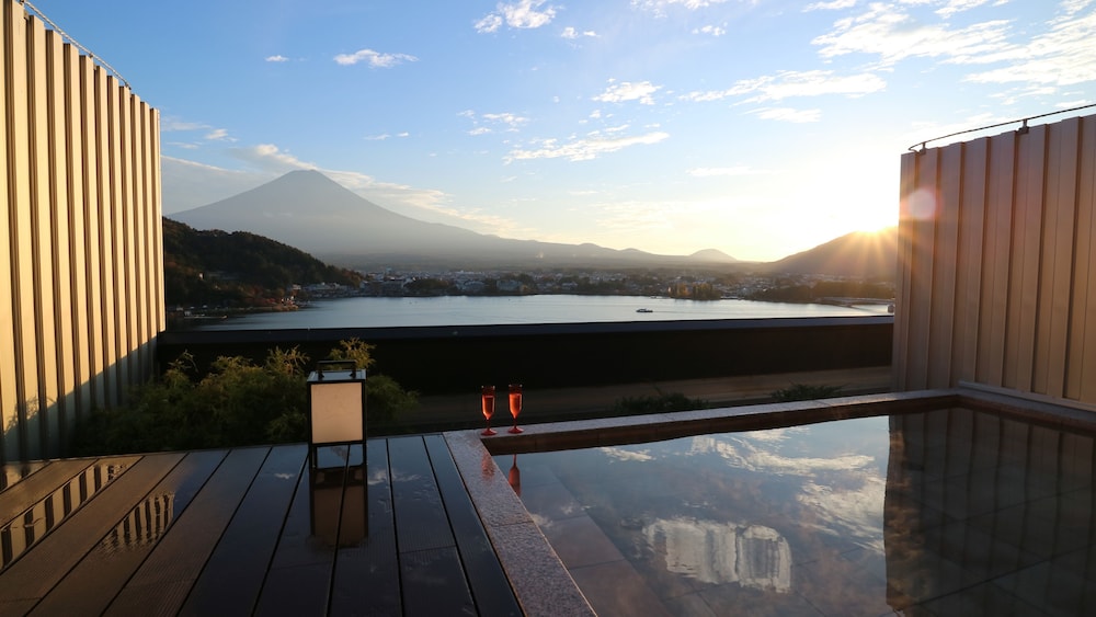 湖のホテル 甲府
