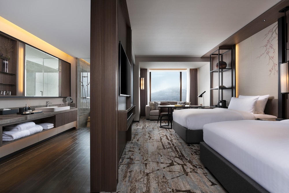 東山ニセコビレッジ、リッツ・カールトン・リザーブ ニセコ町